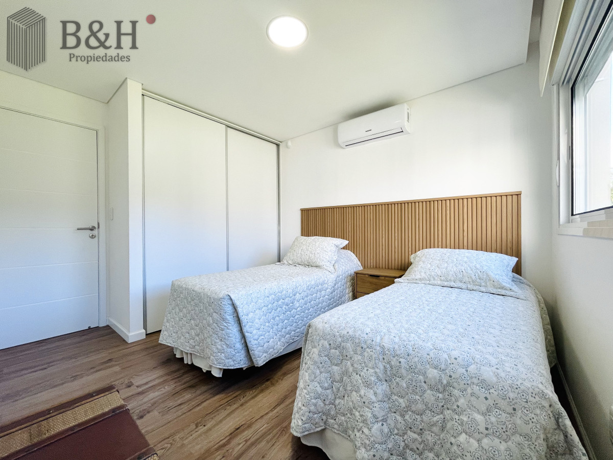 Casa ID.3784 - Moderna Casa de 4 Dormitorios, Piscina Climatizada y Parrillero en Punta Ballena, Barrio Semi Privado