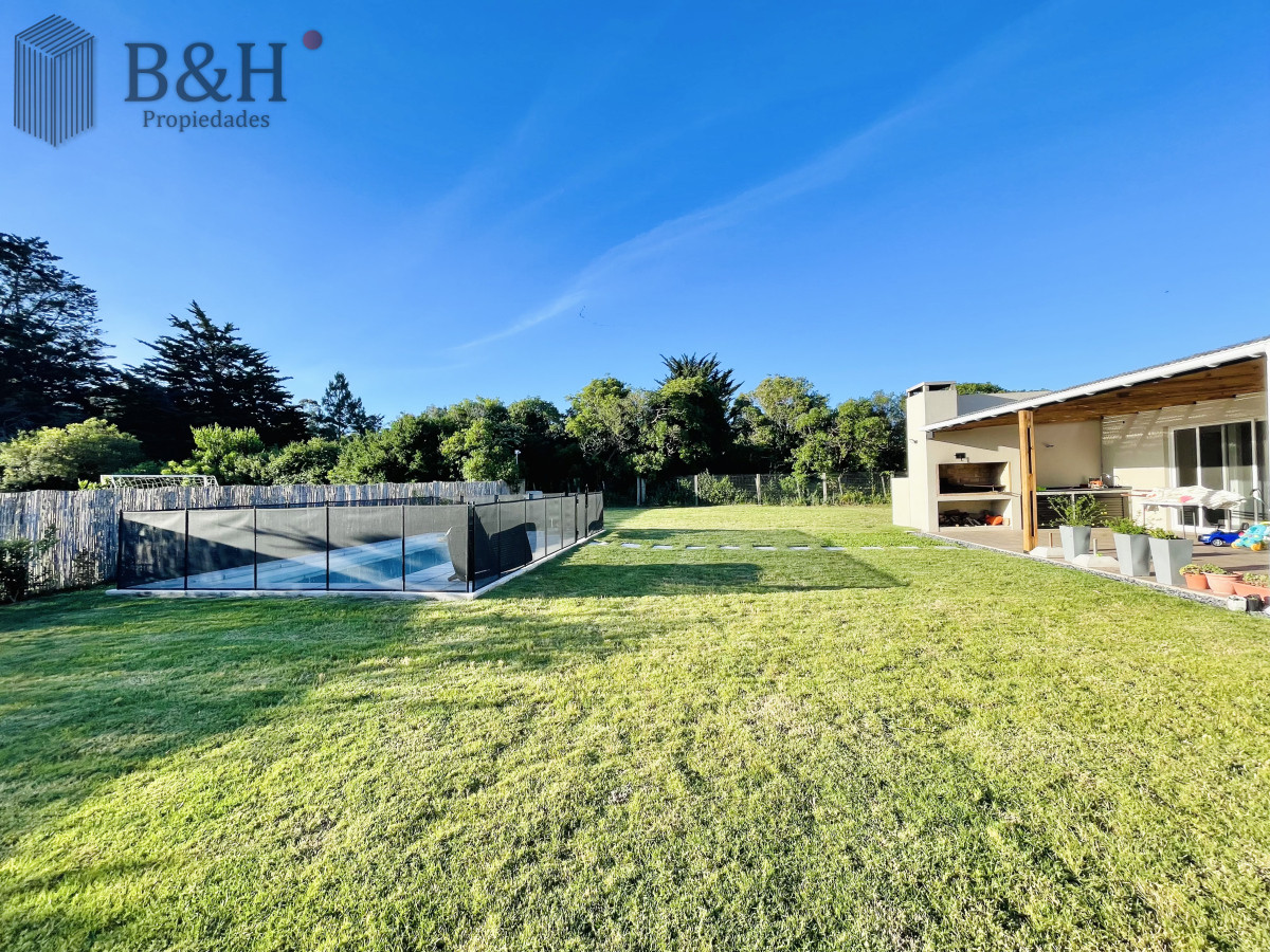 Casa ID.3784 - Moderna Casa de 4 Dormitorios, Piscina Climatizada y Parrillero en Punta Ballena, Barrio Semi Privado