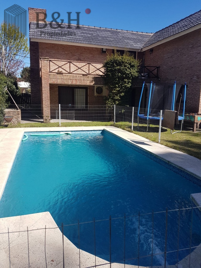 Casa ID.720 - Alquiler temporario de casa de tres dormitorios en barrio Jardines de Córdoba, Punta del Este