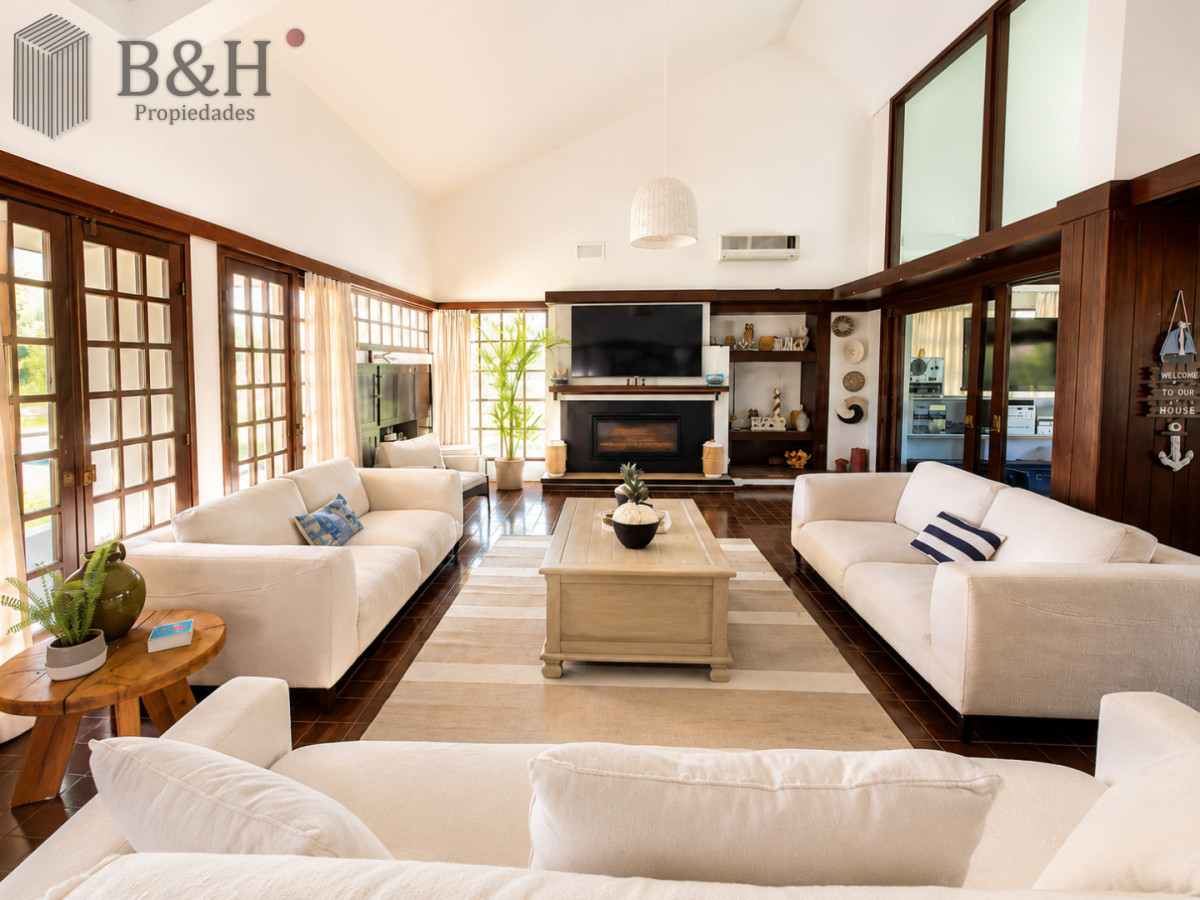 Casa ID.8106 - Moderna Casa de 4 Dormitorios con Piscina Climatizada y Barbacoa en Punta del Este