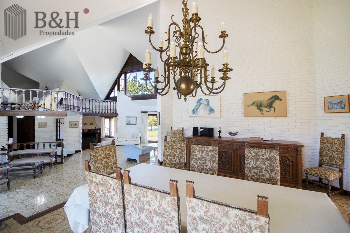 Casa ID.256 - Venta de casa de 4 dormitorios más dependencia y hermosa piscina con gran parque en Playa Mansa, Punta del Este