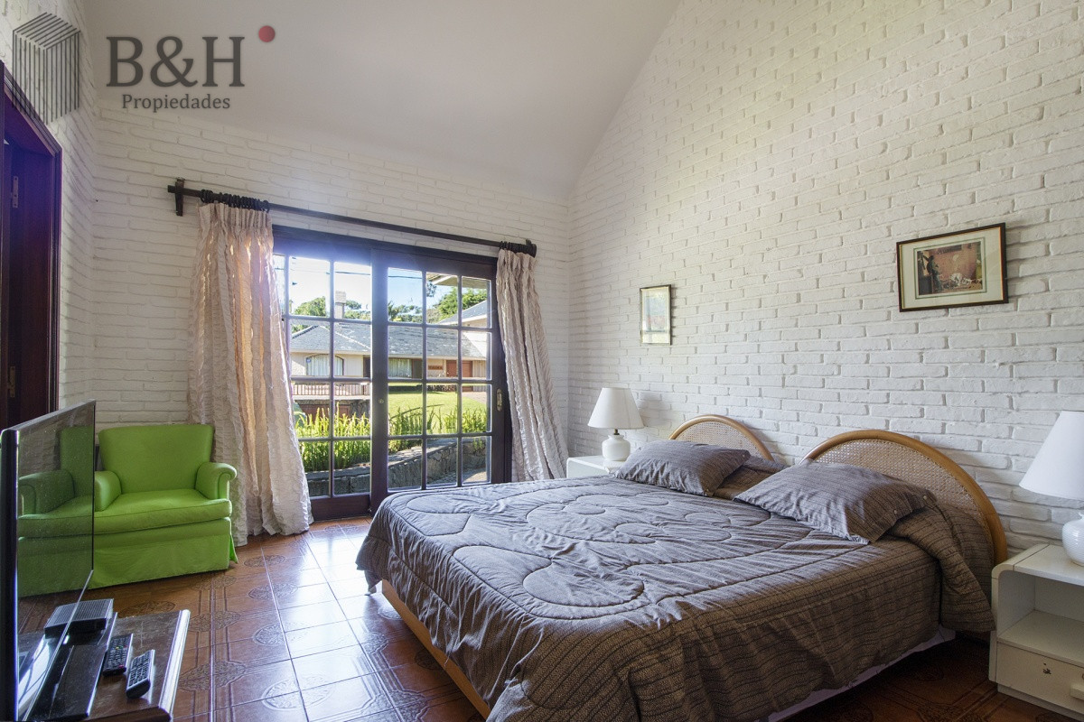 Casa ID.256 - Venta de casa de 4 dormitorios más dependencia y hermosa piscina con gran parque en Playa Mansa, Punta del Este