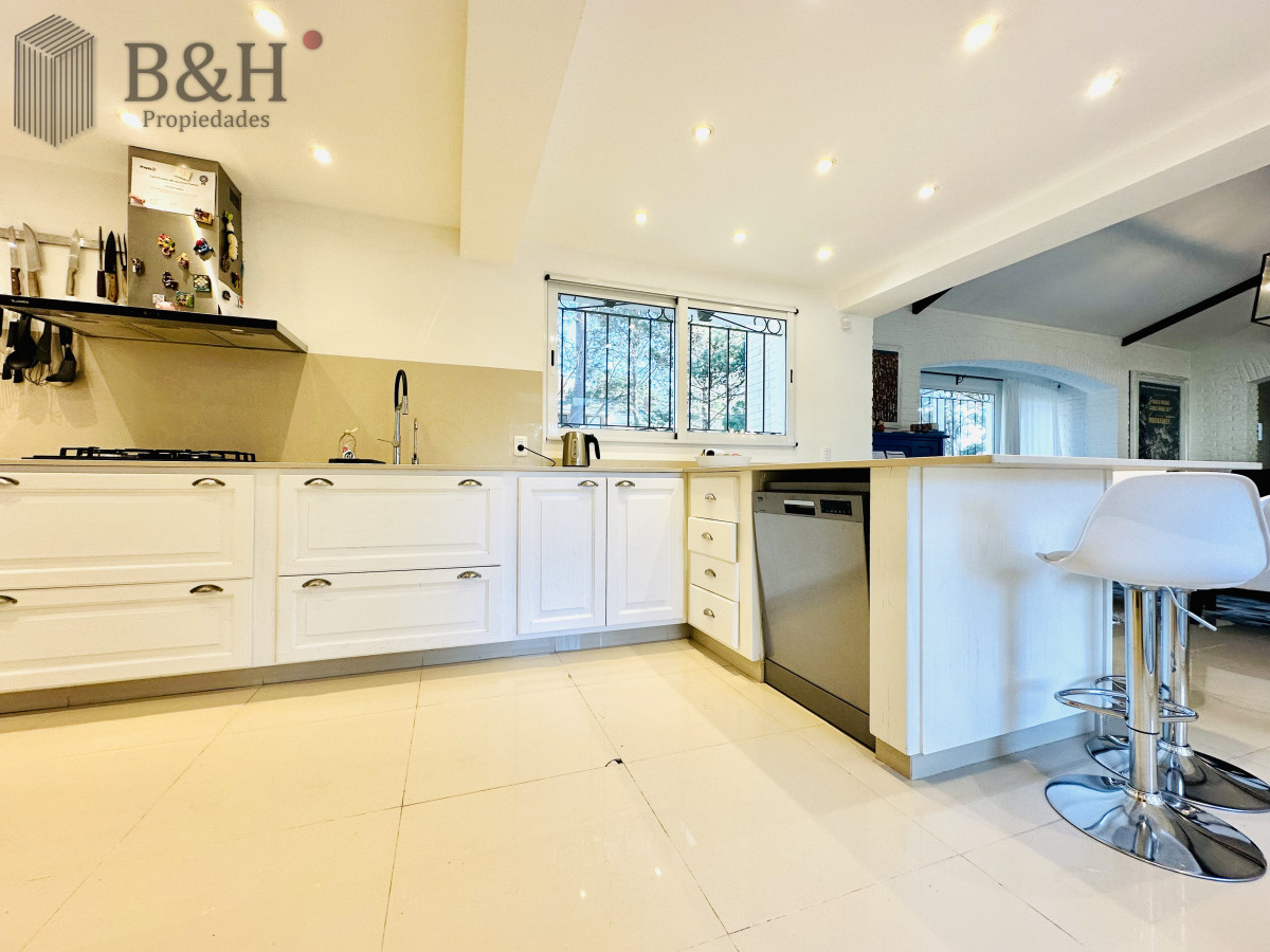 Casa ID.5399 - Espectacular Casa Moderna de 5 Dormitorios con Piscina Climatizada en Alquiler de Temporada