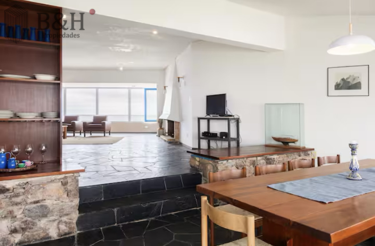 Casa ID.2158 - Gran Casa en Venta sobre el Mar de 5 Dormitorios y Dependencia en Península, Punta del Este