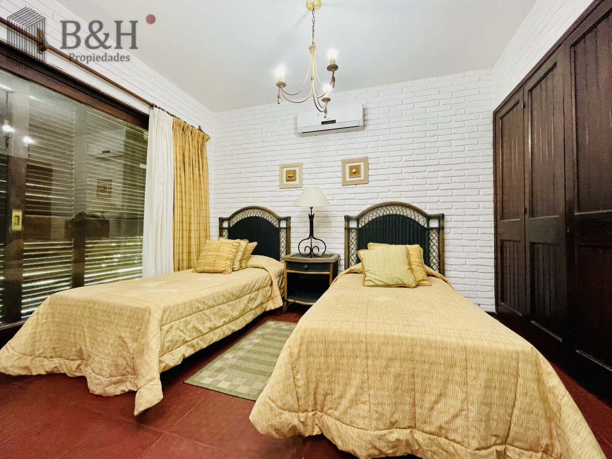 Casa ID.152 - Alquiler Anual de sólida y amplia casa de cinco dormitorios más dependencia de servicio y piscina, Lugano, Punta del Este