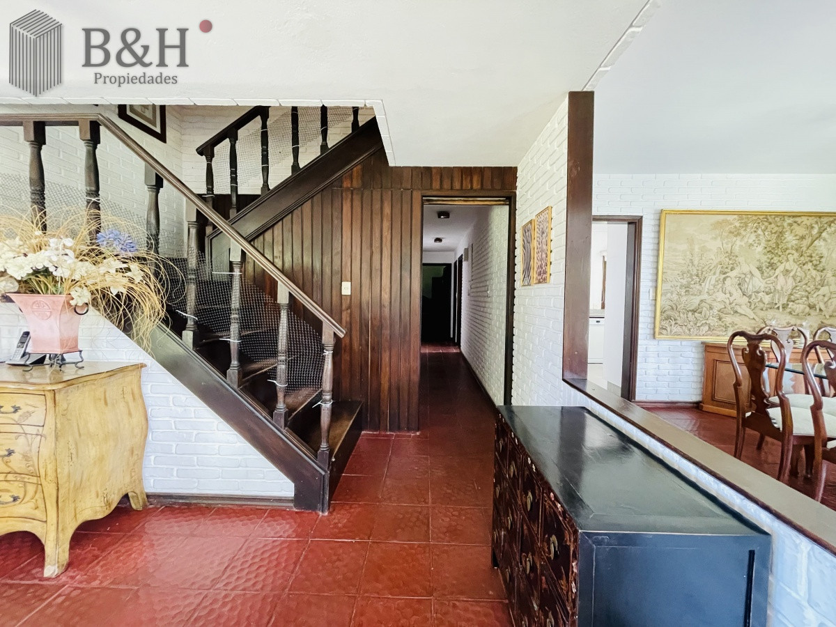 Casa ID.152 - Alquiler Anual de sólida y amplia casa de cinco dormitorios más dependencia de servicio y piscina, Lugano, Punta del Este