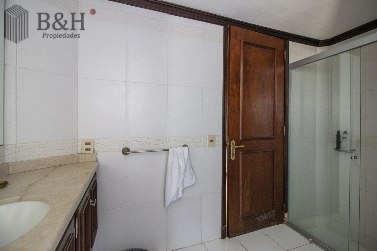 Casa ID.256 - Venta de casa de 4 dormitorios más dependencia y hermosa piscina con gran parque en Playa Mansa, Punta del Este