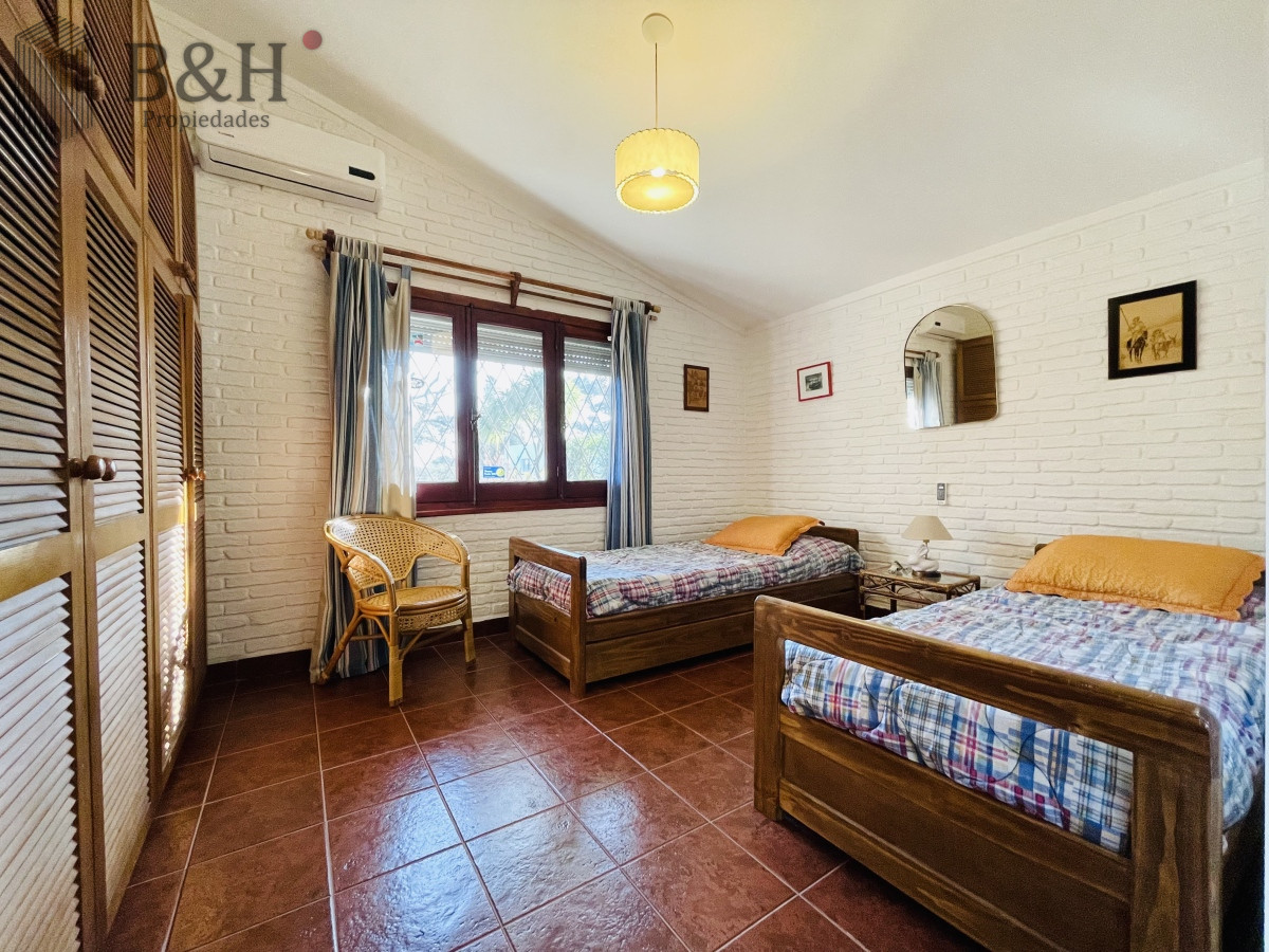 Casa ID.3364 - Casa de 3 Dormitorios y Piscina en Playa Mansa, Punta del Este