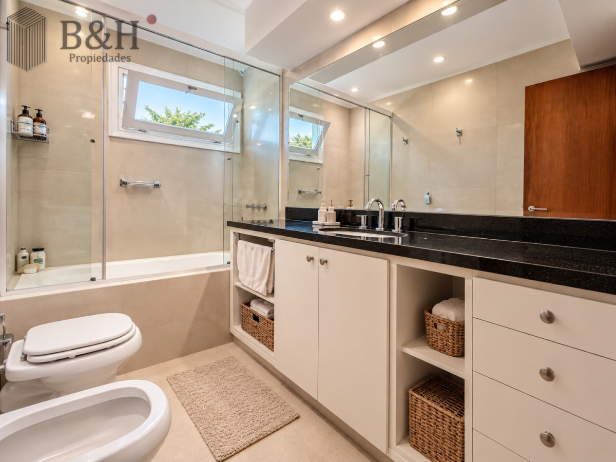 Casa ID.258 - Excelente Casa de 4 Dormitorios y Piscina a una Cuadra del Mar 