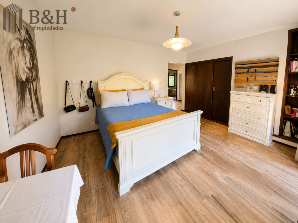 Casa ID.8106 - Moderna Casa de 4 Dormitorios con Piscina Climatizada y Barbacoa en Punta del Este