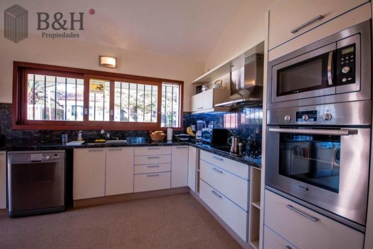 Casa ID.258 - Excelente Casa de 4 Dormitorios y Piscina a una Cuadra del Mar 