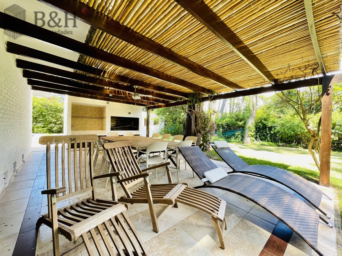 Casa ID.152 - Alquiler Anual de sólida y amplia casa de cinco dormitorios más dependencia de servicio y piscina, Lugano, Punta del Este