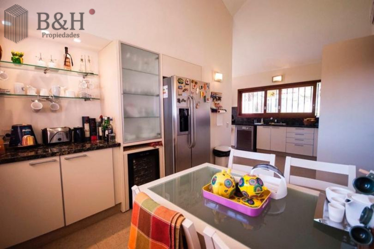 Casa ID.258 - Excelente Casa de 4 Dormitorios y Piscina a una Cuadra del Mar 