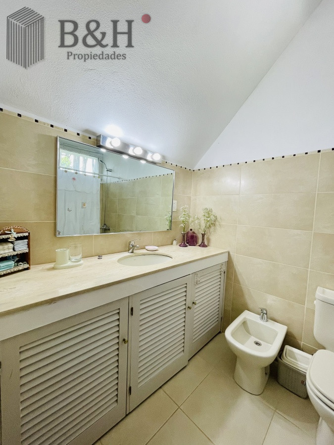 Casa ID.152 - Alquiler Anual de sólida y amplia casa de cinco dormitorios más dependencia de servicio y piscina, Lugano, Punta del Este