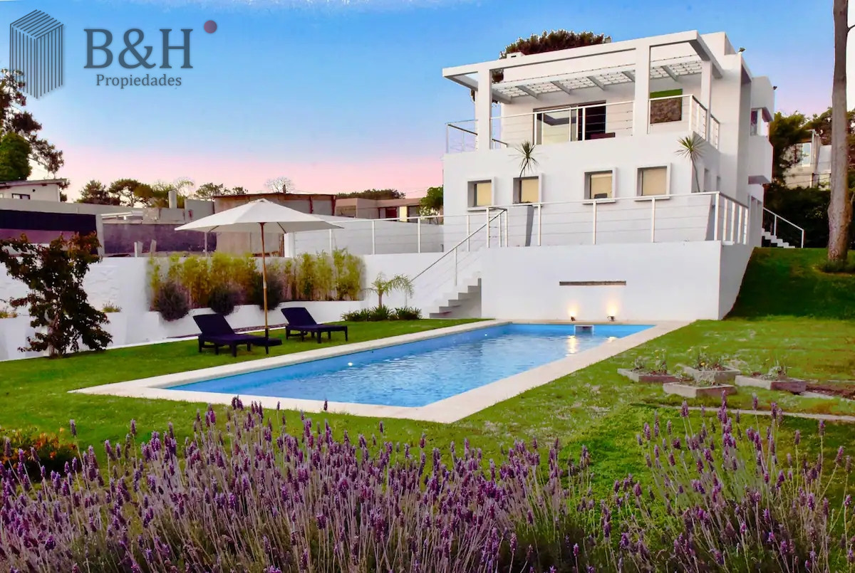 Excelente Casa de 4 Dormitorios y Piscina en Manantiales, Punta del Este - GoPunta - Portal Inmobiliario de Punta del Este - Maldonado