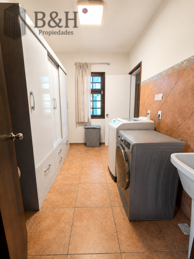 Casa ID.8106 - Moderna Casa de 4 Dormitorios con Piscina Climatizada y Barbacoa en Punta del Este