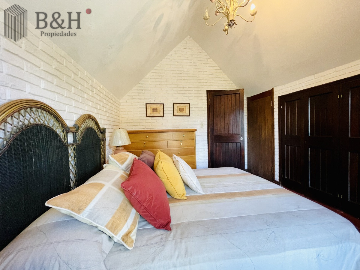 Casa ID.152 - Alquiler Anual de sólida y amplia casa de cinco dormitorios más dependencia de servicio y piscina, Lugano, Punta del Este