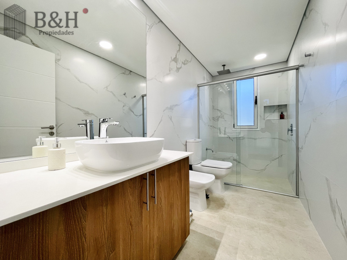 Casa ID.3784 - Moderna Casa de 4 Dormitorios, Piscina Climatizada y Parrillero en Punta Ballena, Barrio Semi Privado
