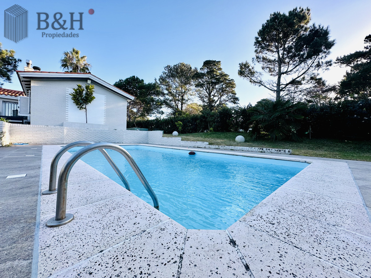 Casa ID.5399 - Espectacular Casa Moderna de 5 Dormitorios con Piscina Climatizada en Alquiler de Temporada
