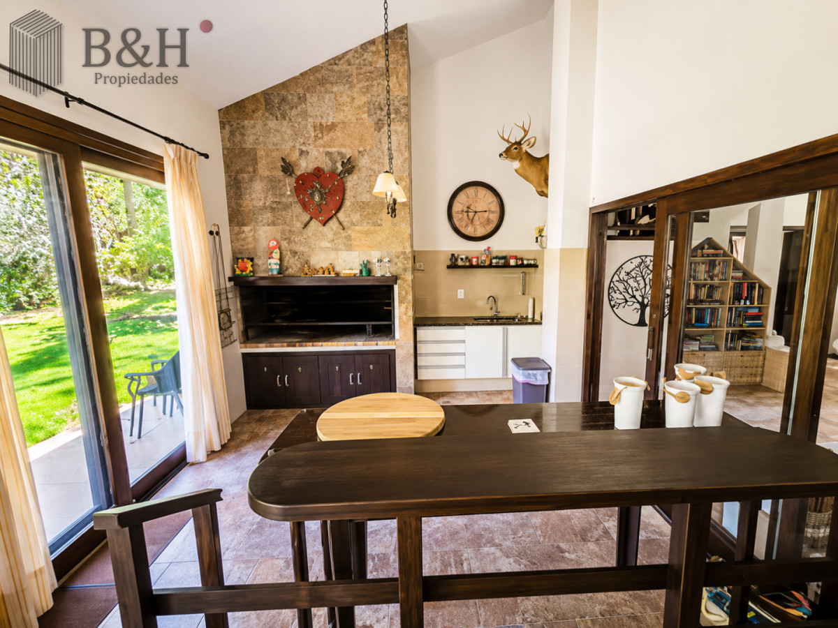 Casa ID.8106 - Moderna Casa de 4 Dormitorios con Piscina Climatizada y Barbacoa en Punta del Este