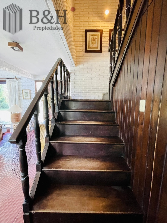 Casa ID.152 - Alquiler Anual de sólida y amplia casa de cinco dormitorios más dependencia de servicio y piscina, Lugano, Punta del Este