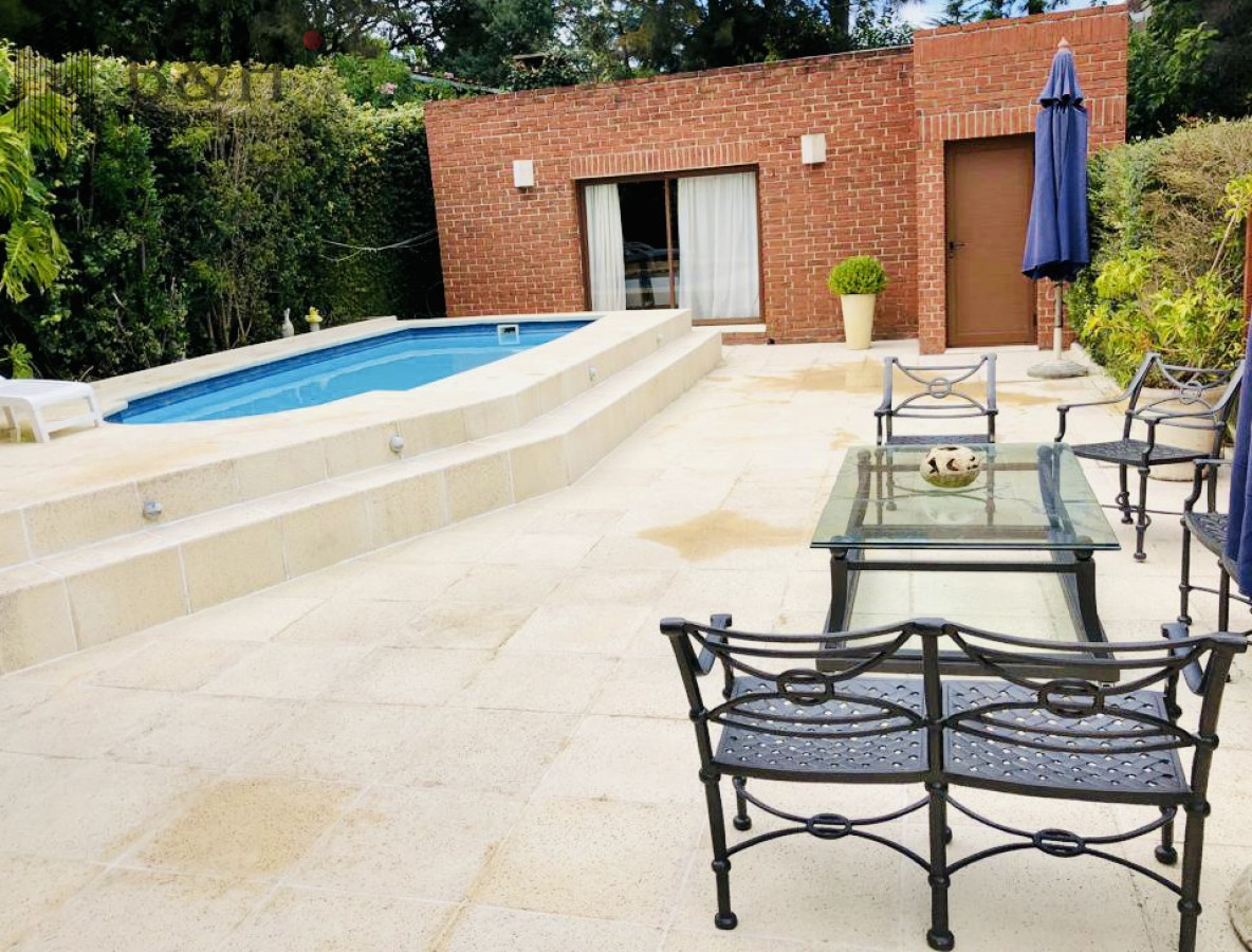 Casa ID.5614 - Alquiler temporario de casa con 3 Dormitorios con piscina y barbacoa en Jardines de Córdoba, Punta del Este