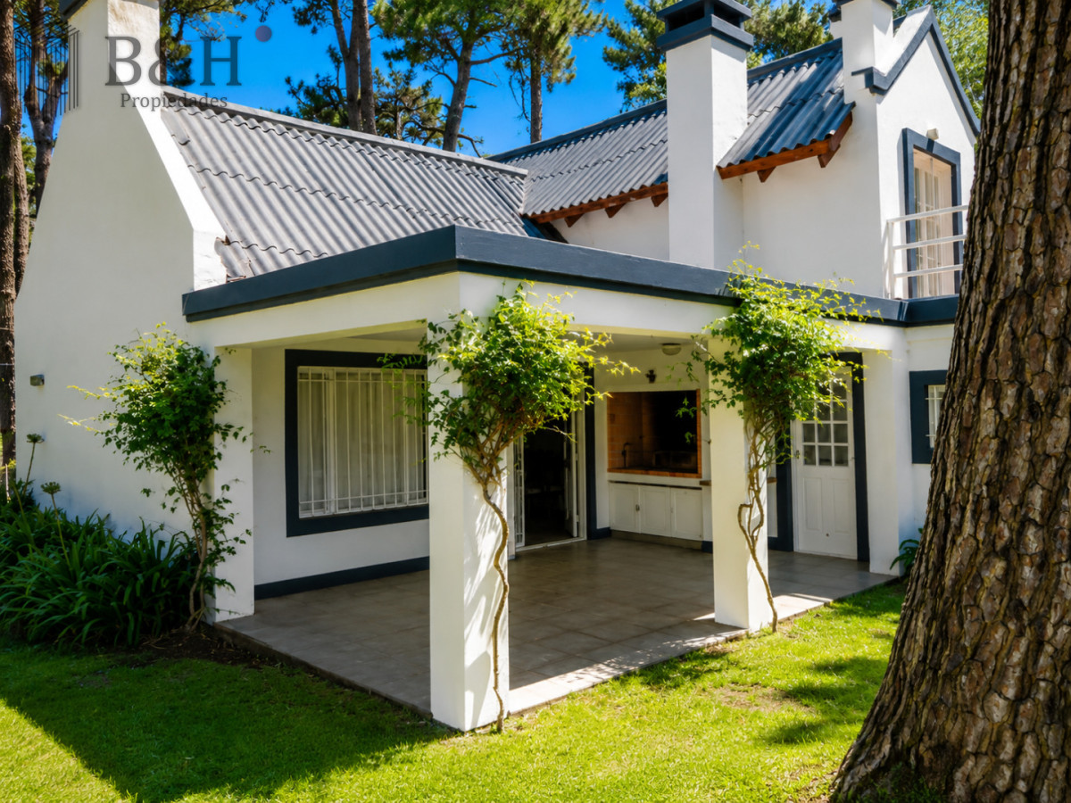 Casa ID.5618 - Casa de 3 Dormitorios más Dependencia y Piscina, en Aidy Grill Punta del Este, Ubicada a pasos del Mar