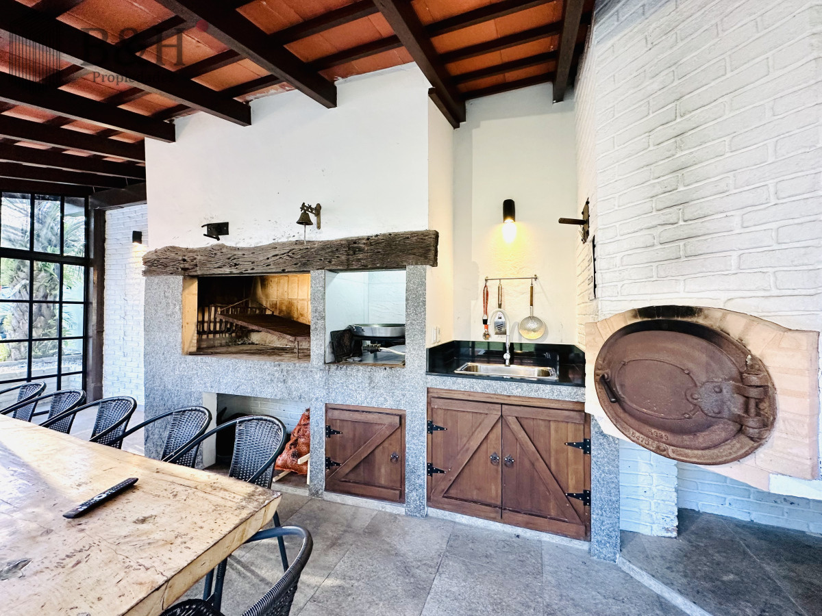 Casa ID.5399 - Espectacular Casa Moderna de 5 Dormitorios con Piscina Climatizada en Alquiler de Temporada