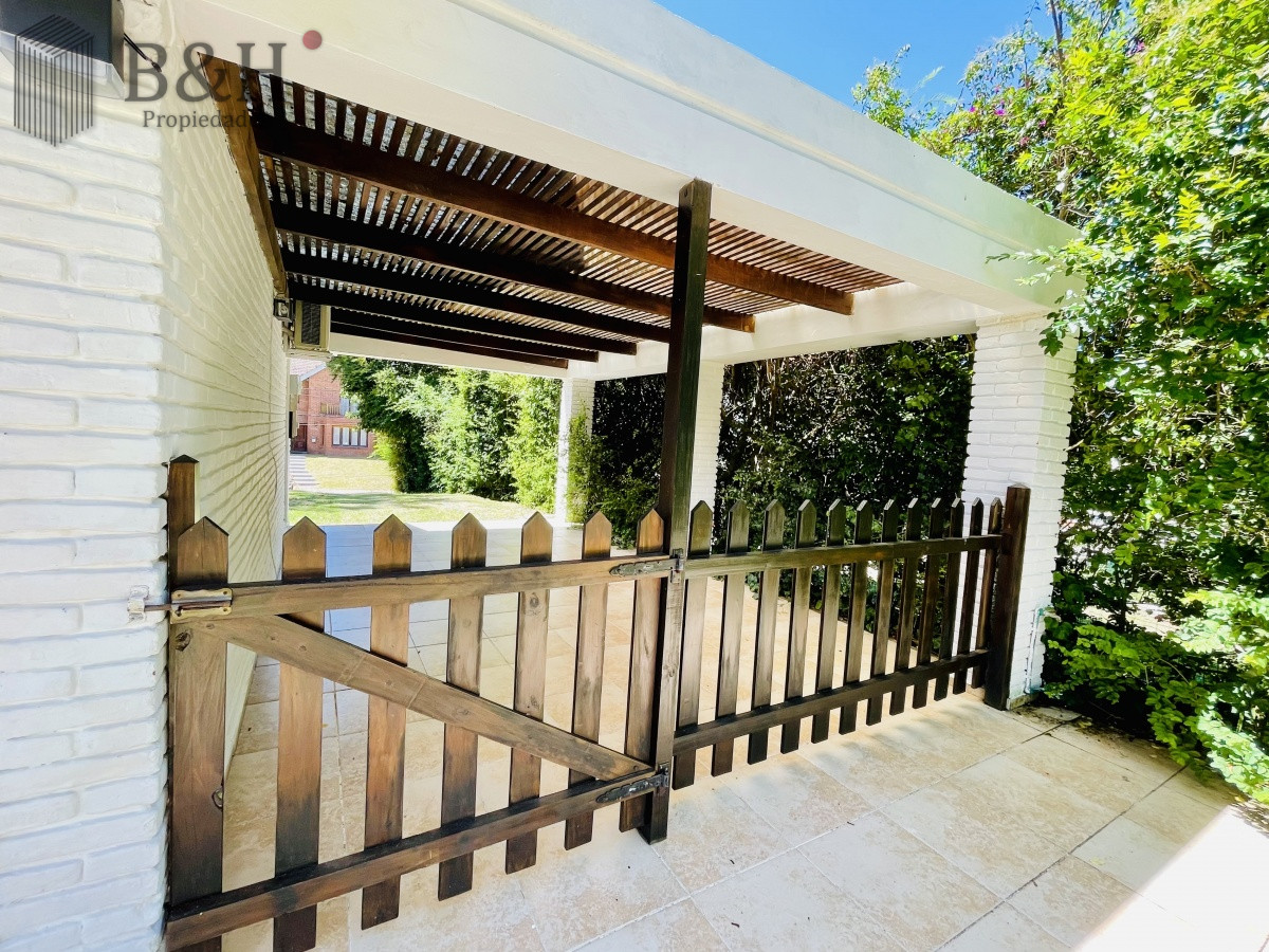 Casa ID.152 - Alquiler Anual de sólida y amplia casa de cinco dormitorios más dependencia de servicio y piscina, Lugano, Punta del Este