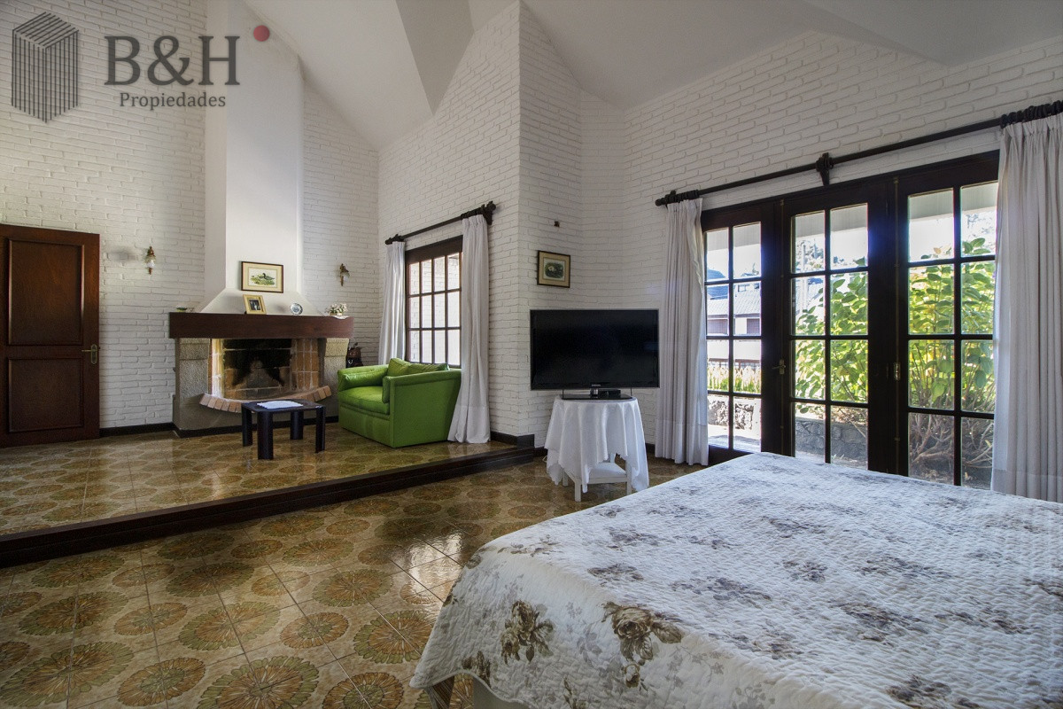 Casa ID.256 - Venta de casa de 4 dormitorios más dependencia y hermosa piscina con gran parque en Playa Mansa, Punta del Este