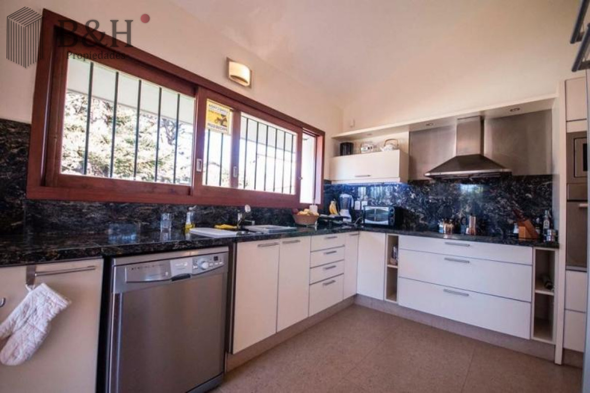 Casa ID.258 - Excelente Casa de 4 Dormitorios y Piscina a una Cuadra del Mar 
