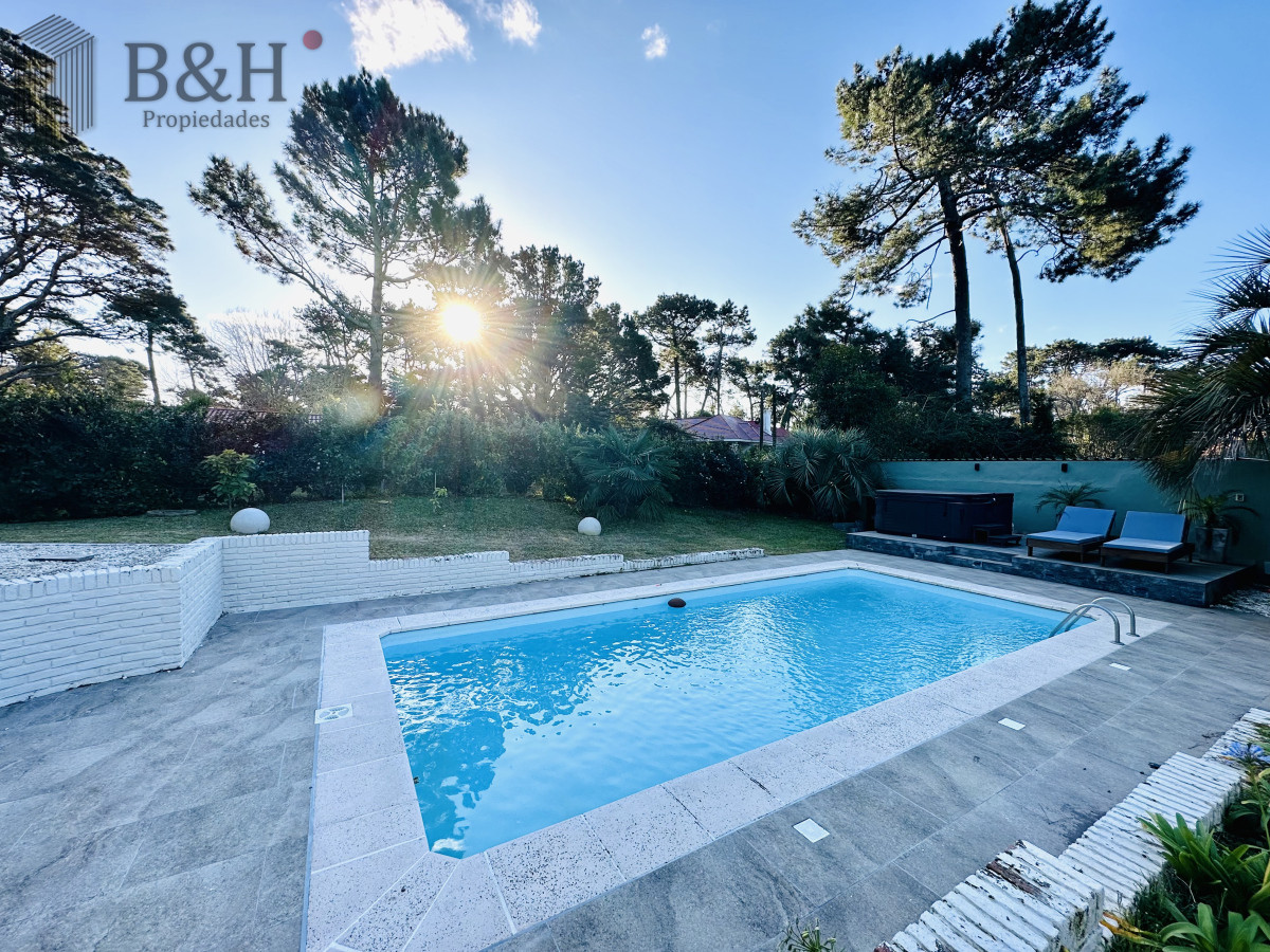 Casa ID.5399 - Espectacular Casa Moderna de 5 Dormitorios con Piscina Climatizada en Alquiler de Temporada