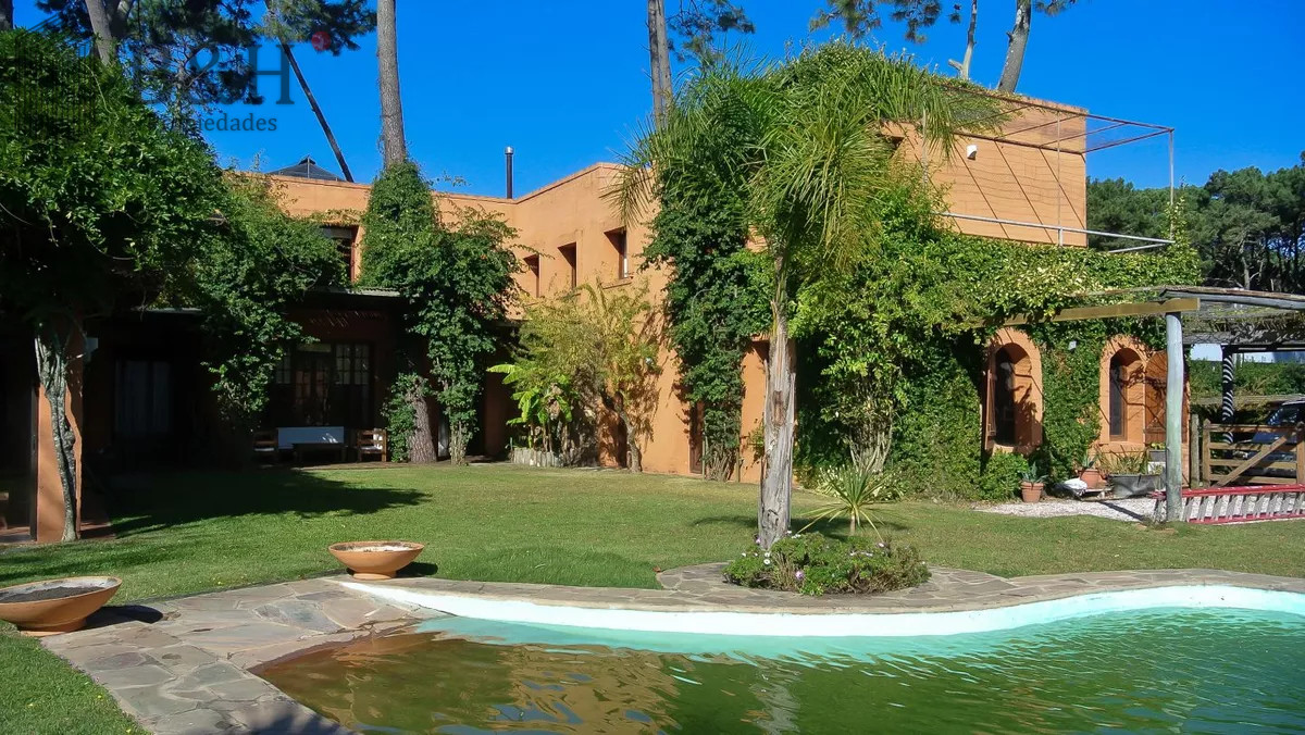 Casa ID.3896 - Excelente Casa de 5 Dormitorios, Piscina y Barbacoa en Barrio Privado, Punta del Este