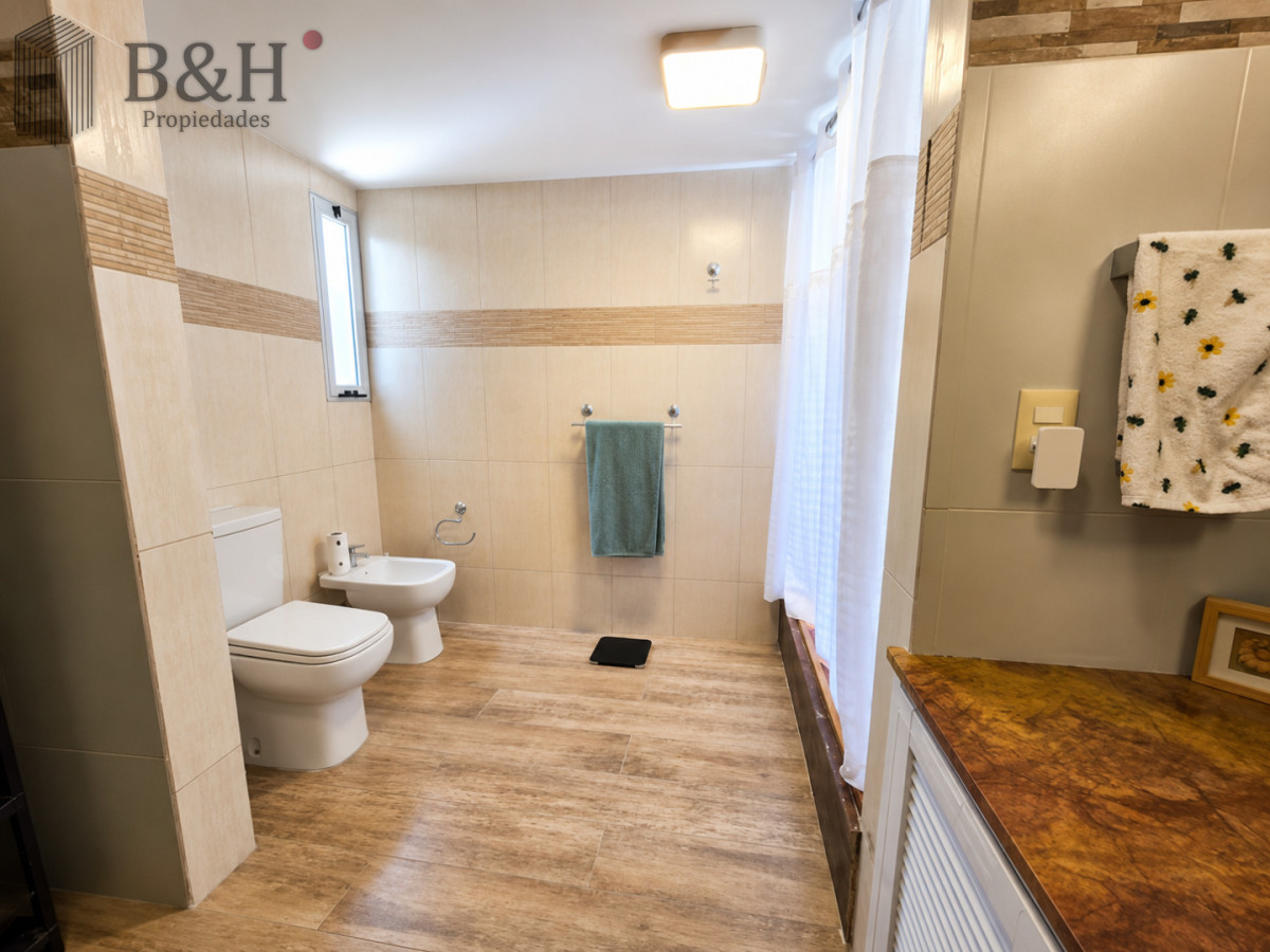 Casa ID.8106 - Moderna Casa de 4 Dormitorios con Piscina Climatizada y Barbacoa en Punta del Este