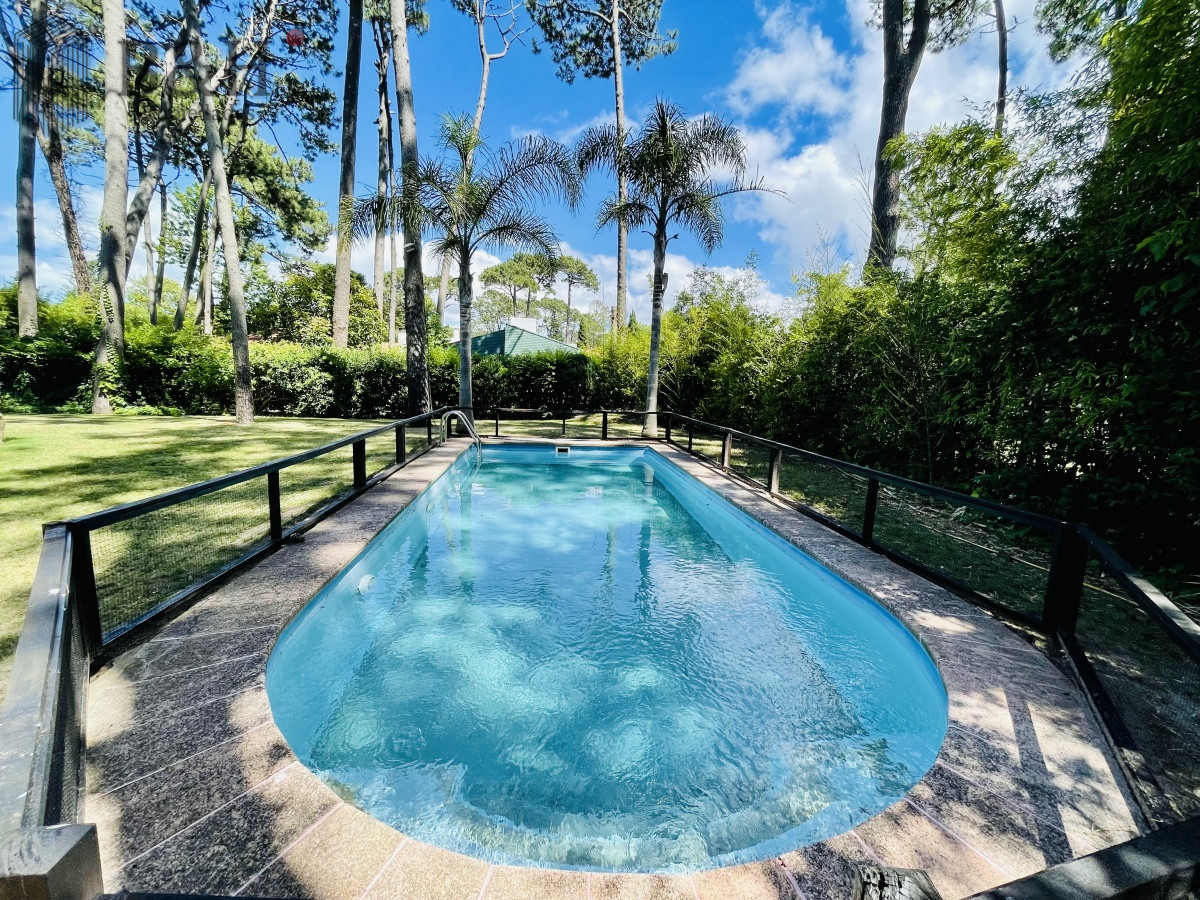 Casa ID.152 - Alquiler Anual de sólida y amplia casa de cinco dormitorios más dependencia de servicio y piscina, Lugano, Punta del Este