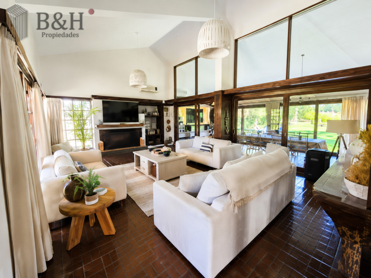 Casa ID.8106 - Moderna Casa de 4 Dormitorios con Piscina Climatizada y Barbacoa en Punta del Este