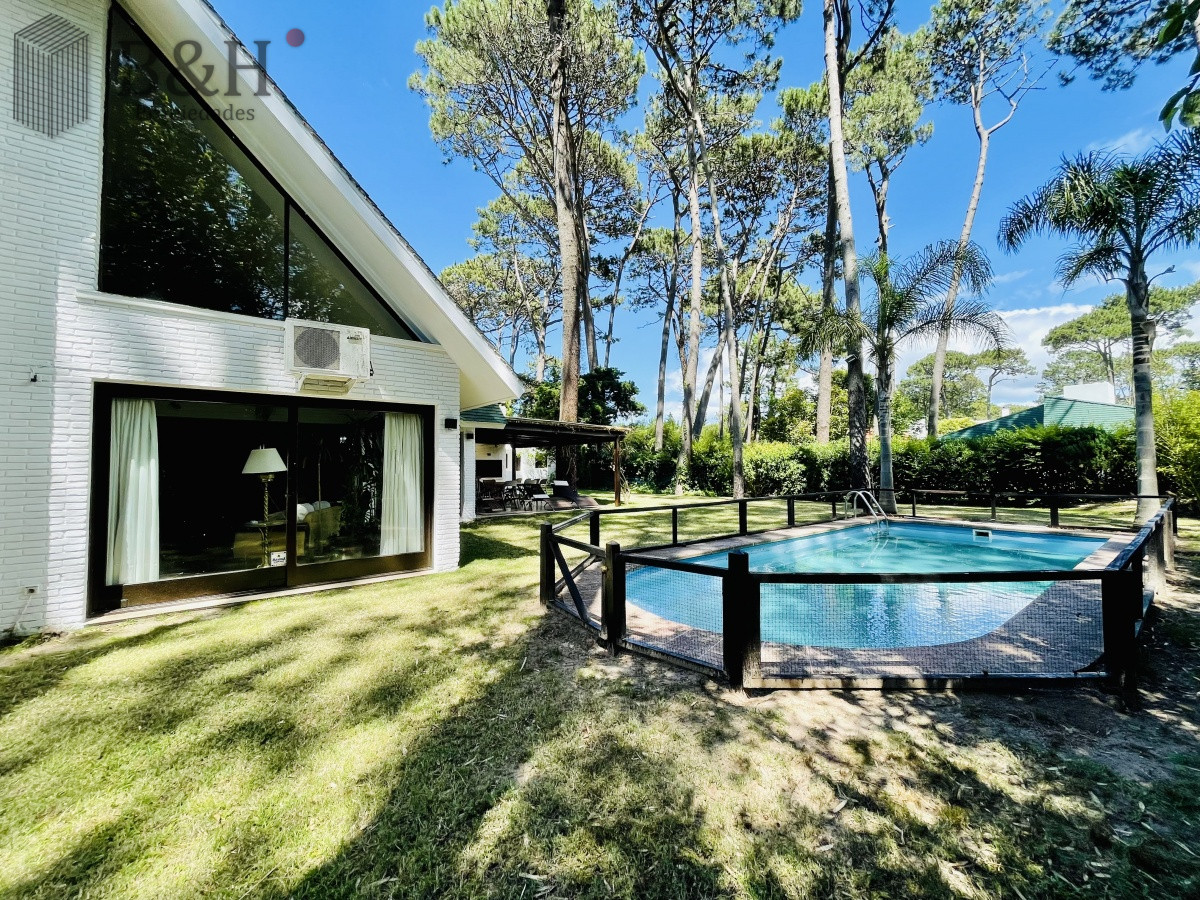 Casa ID.152 - Alquiler Anual de sólida y amplia casa de cinco dormitorios más dependencia de servicio y piscina, Lugano, Punta del Este