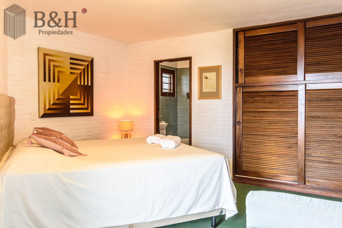 Casa ID.2158 - Gran Casa en Venta sobre el Mar de 5 Dormitorios y Dependencia en Península, Punta del Este