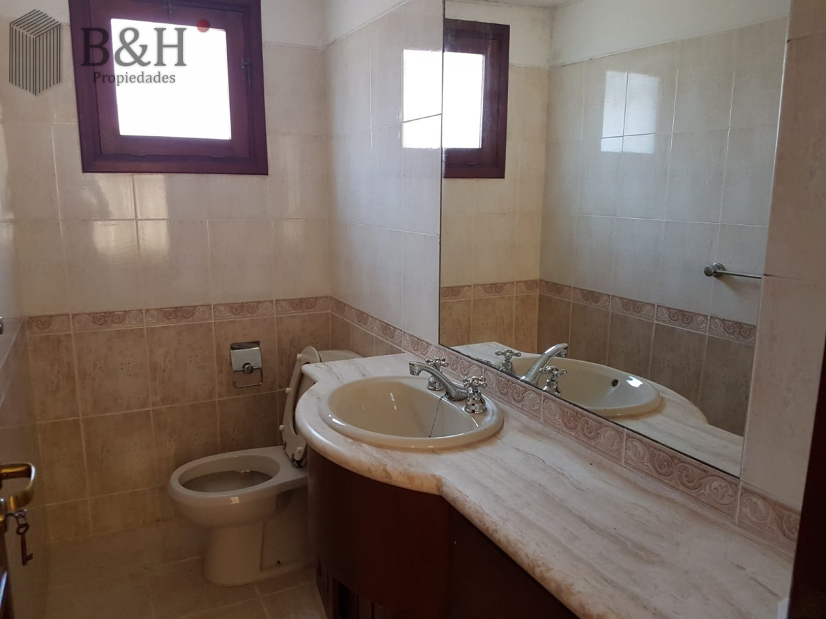 Casa ID.720 - Alquiler temporario de casa de tres dormitorios en barrio Jardines de Córdoba, Punta del Este