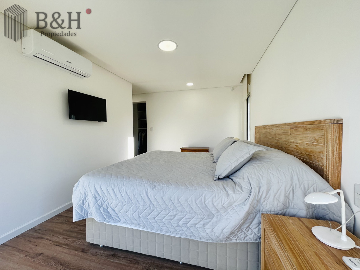 Casa ID.3784 - Moderna Casa de 4 Dormitorios, Piscina Climatizada y Parrillero en Punta Ballena, Barrio Semi Privado