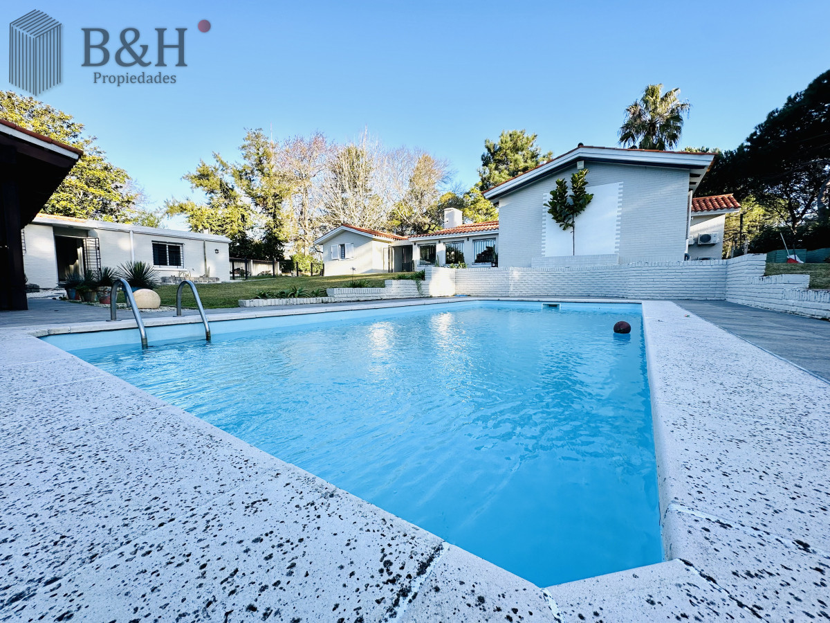 Casa ID.5399 - Espectacular Casa Moderna de 5 Dormitorios con Piscina Climatizada en Alquiler de Temporada