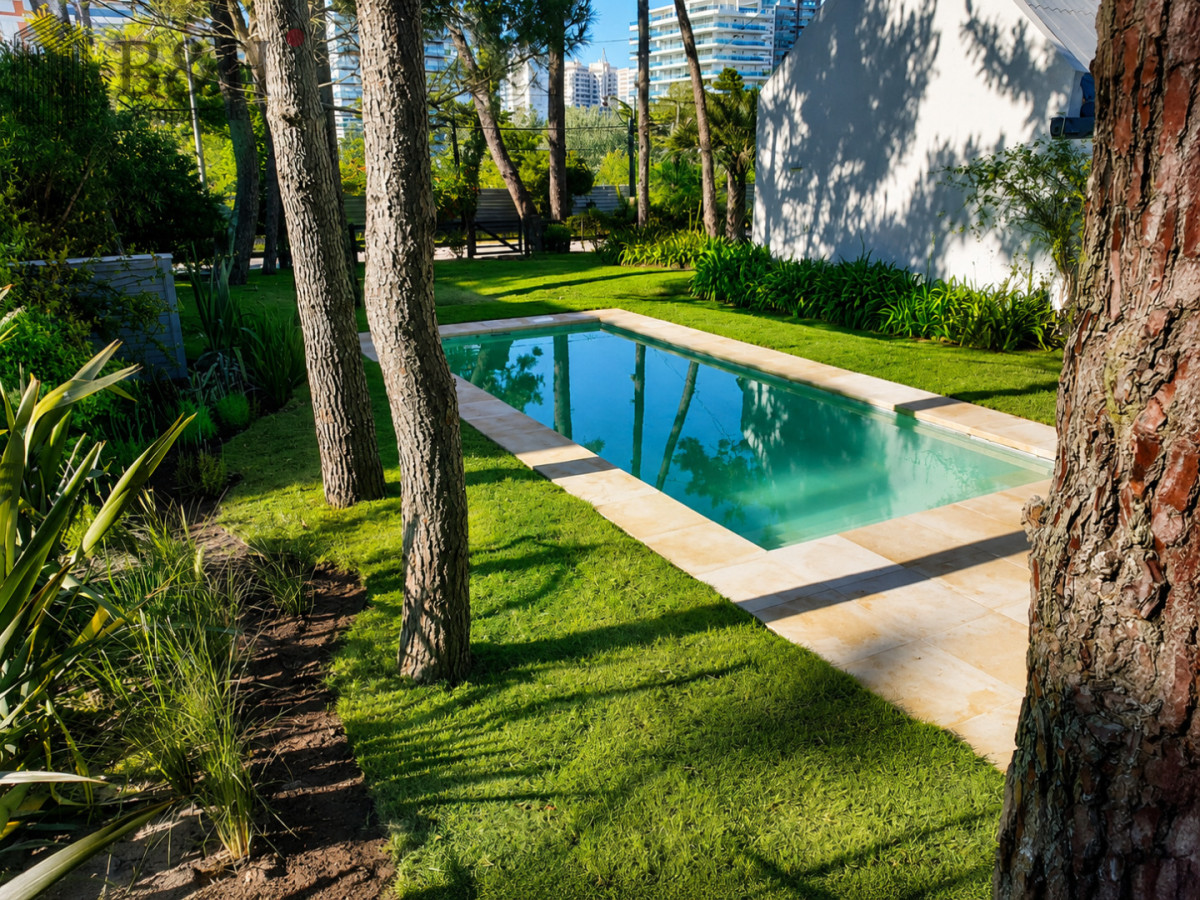 Casa ID.5618 - Casa de 3 Dormitorios más Dependencia y Piscina, en Aidy Grill Punta del Este, Ubicada a pasos del Mar
