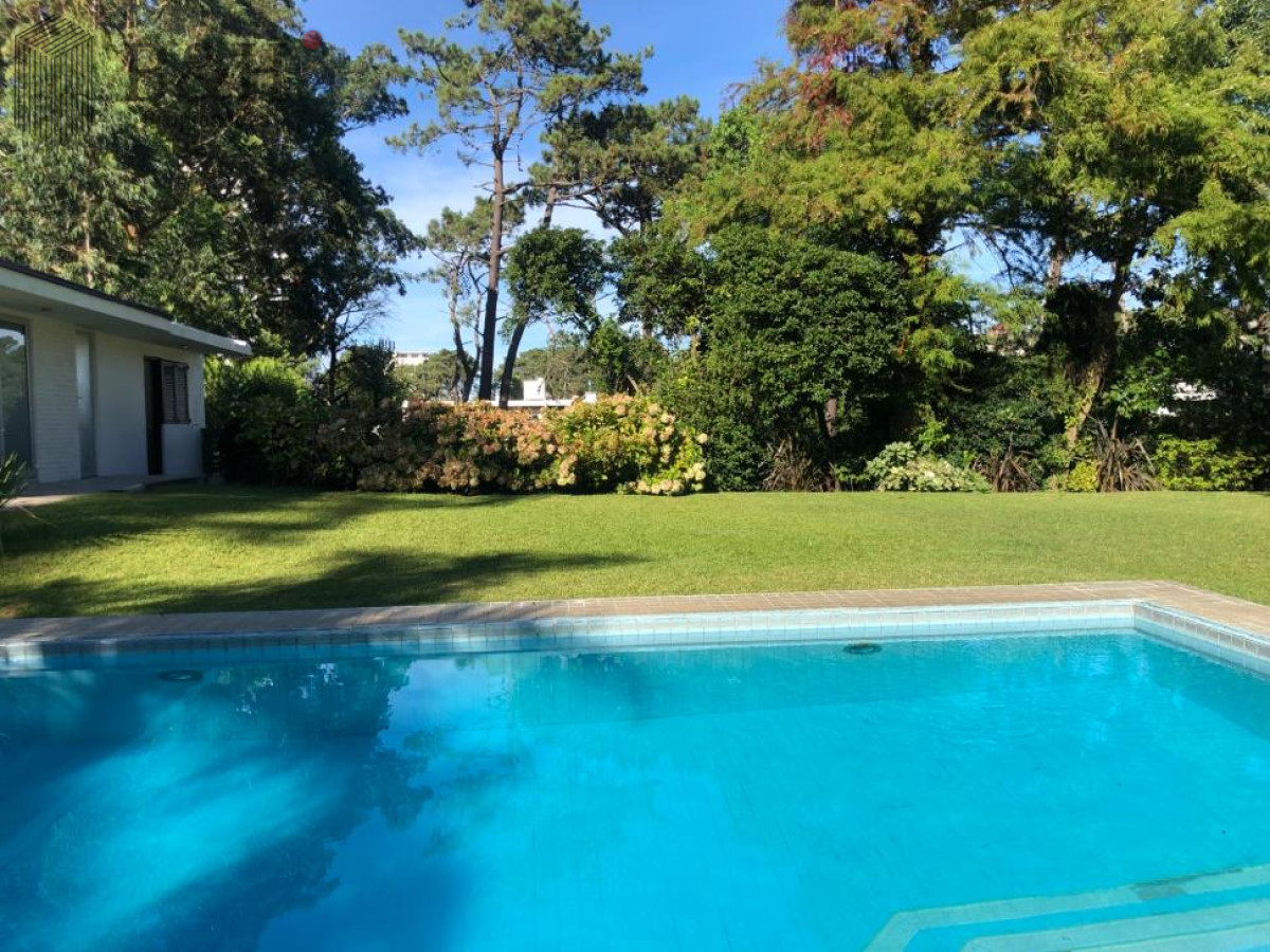 Casa ID.3348 - Excelente Casa de 7 Dormitorios, Piscina, Barbacoa y Dependencia en Punta del Este