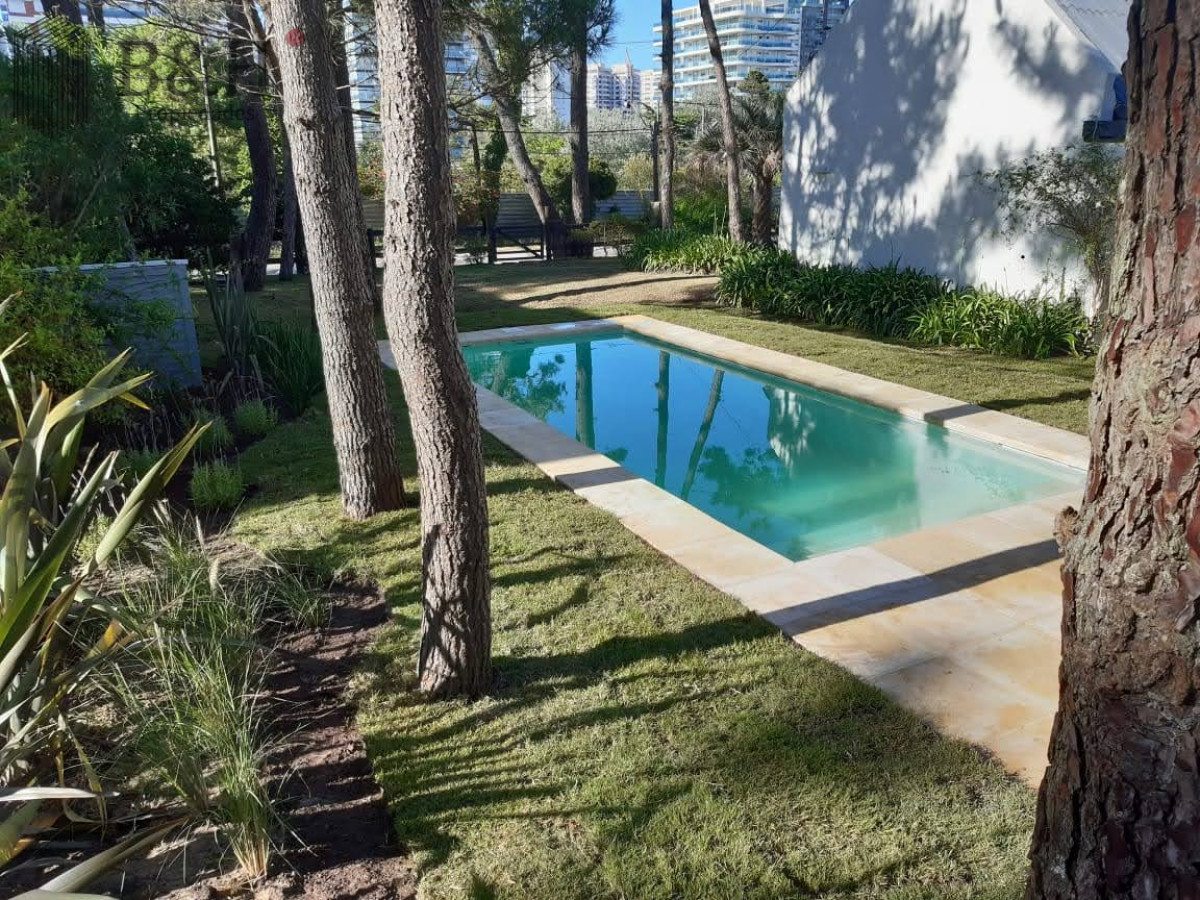 Casa ID.5618 - Casa de 3 Dormitorios más Dependencia y Piscina, en Aidy Grill Punta del Este, Ubicada a pasos del Mar