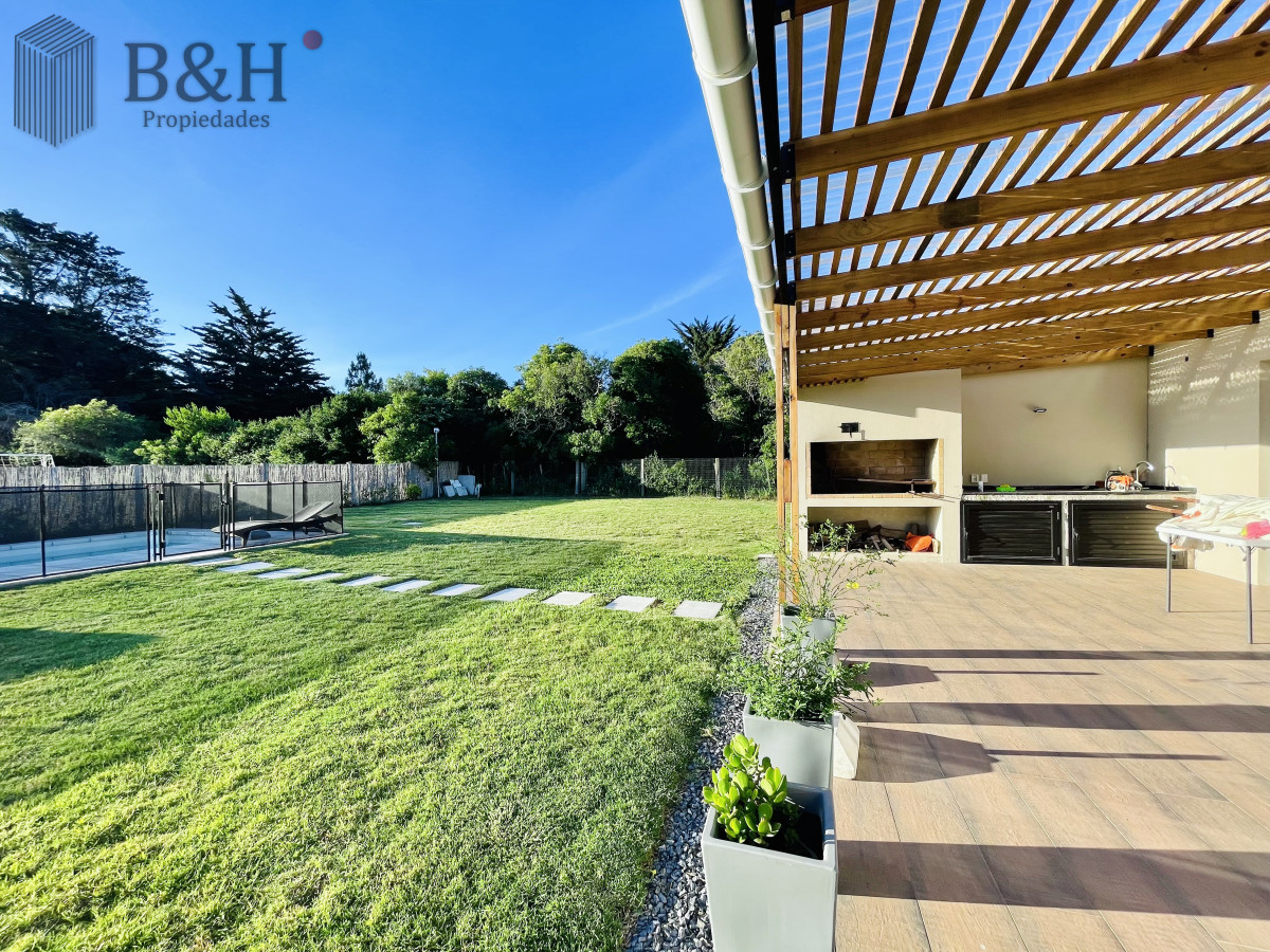 Casa ID.3784 - Moderna Casa de 4 Dormitorios, Piscina Climatizada y Parrillero en Punta Ballena, Barrio Semi Privado