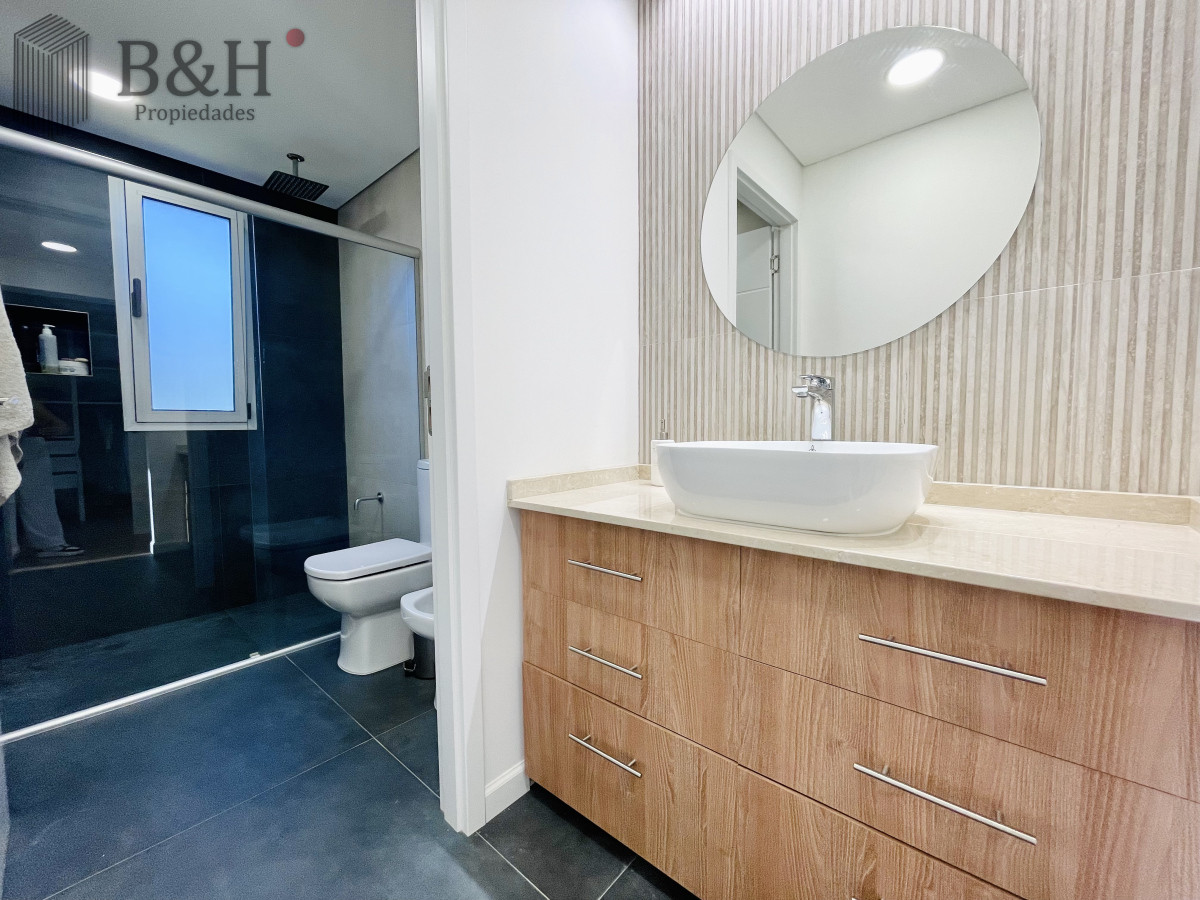Casa ID.3784 - Moderna Casa de 4 Dormitorios, Piscina Climatizada y Parrillero en Punta Ballena, Barrio Semi Privado