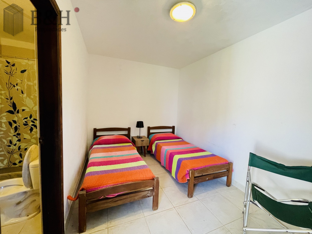 Casa ID.152 - Alquiler Anual de sólida y amplia casa de cinco dormitorios más dependencia de servicio y piscina, Lugano, Punta del Este