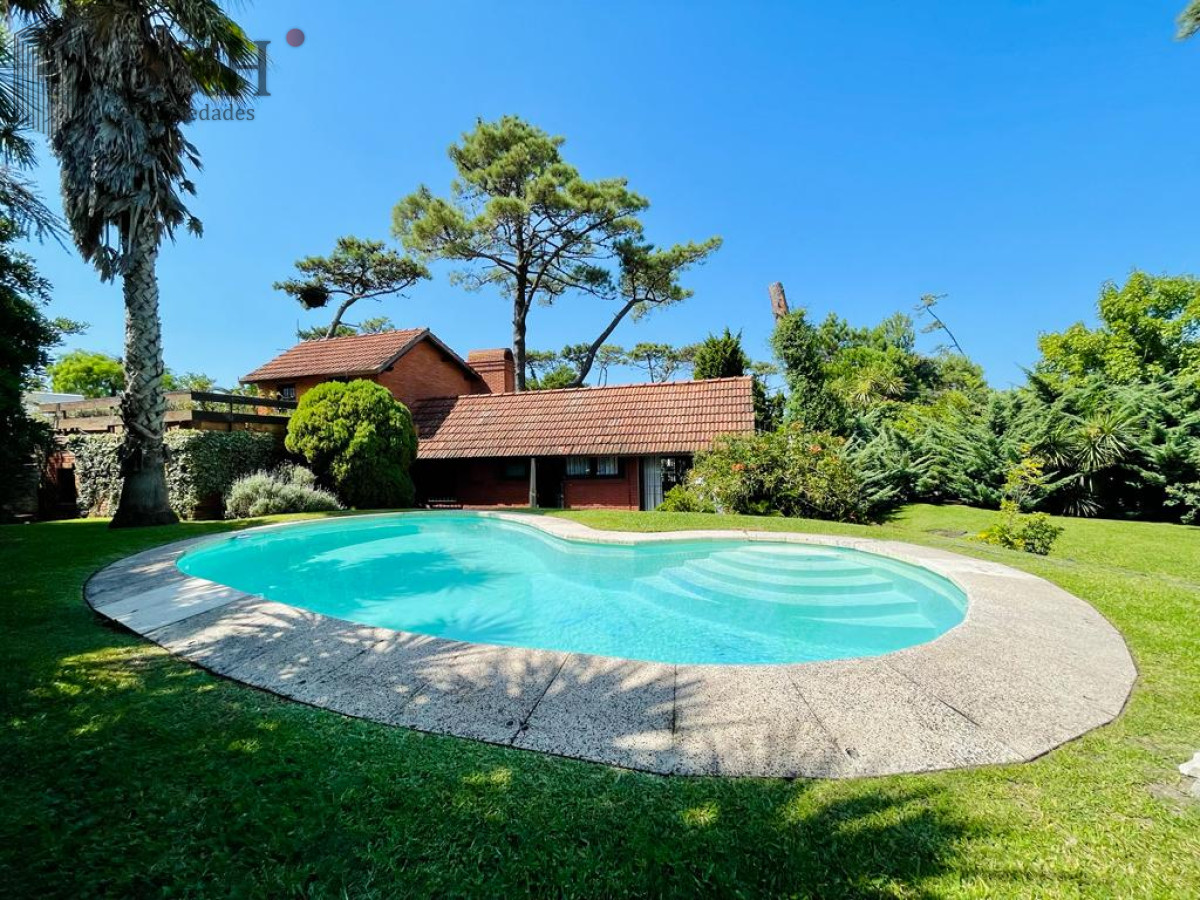 Casa ID.5645 - Excelente Casa de 4 Dormitorios en Playa Mansa - Punta del Este