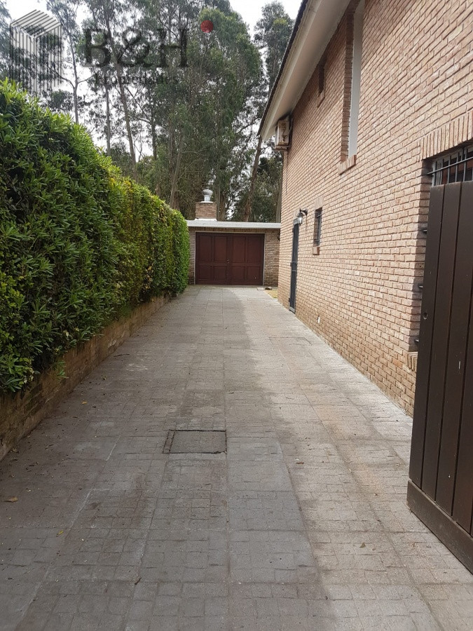 Casa ID.720 - Alquiler temporario de casa de tres dormitorios en barrio Jardines de Córdoba, Punta del Este
