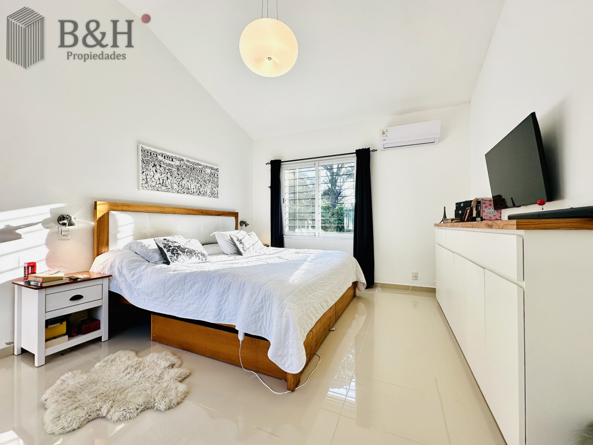 Casa ID.5399 - Espectacular Casa Moderna de 5 Dormitorios con Piscina Climatizada en Alquiler de Temporada